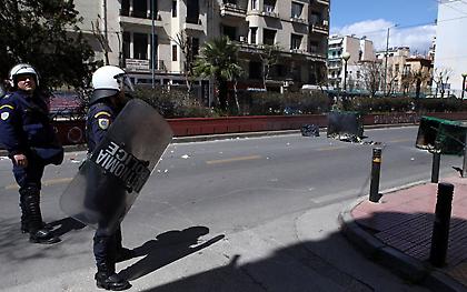 Επεισόδια στην ΑΣΟΕΕ: Συνελήφθη ο αστυνομικός που πυροβόλησε στον αέρα – Τι λέει η ΕΛ.ΑΣ.