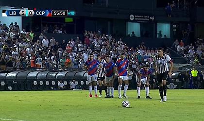 Στο κέντρο με το αριστερό: Ο 40χρονος Όσκαρ Καρντόσο εκτέλεσε το πιο δυνατό πέναλτι που έχουμε δει!