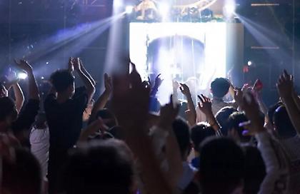 Παραδόθηκαν ο γνωστός ράπερ και ο συνεργάτης του που κατηγορούνται για ομαδικό βιασμό