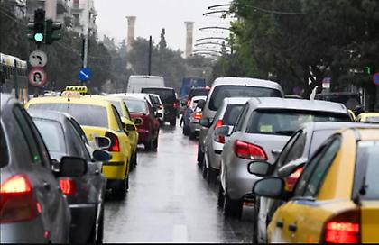 Δυσχέρεια στην κυκλοφορία των οχημάτων στη Συγγρού λόγω τροχαίου