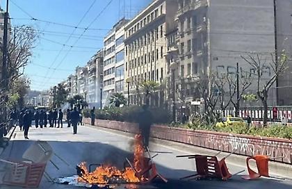 Επεισόδια στην ΑΣΟΕΕ: Αφέθηκε ελεύθερος ο αστυνομικός που πυροβόλησε στον αέρα