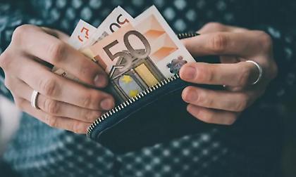 Τρίκαλα: Βρήκε φάκελο με 17 χιλιάδες ευρώ και τα παρέδωσε στην Αστυνομία