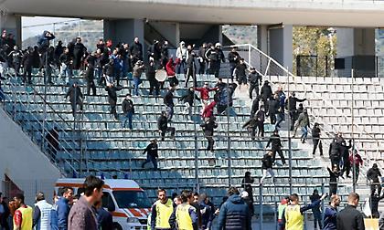 Διακοπή λόγω επεισοδίων στο Νίκη Βόλου-ΑΕΛ: Μάχες σώμα με σώμα μεταξύ των οπαδών!