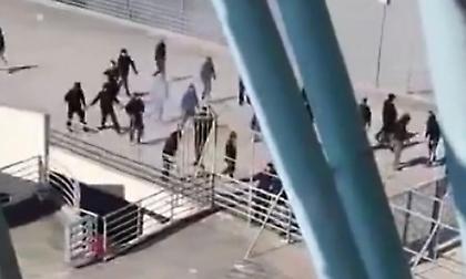 Νίκη Βόλου-ΑΕΛ: Η στιγμή που οπαδοί της ΑΕΛ σπάνε πόρτες και κινούνται κατά των γηπεδούχων