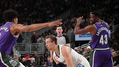 Οι… μισοί Μπακς έχασαν από τους Γκρίζλις, πήρε αρκετό χρόνο ο Θανάσης Αντετοκούνμπο