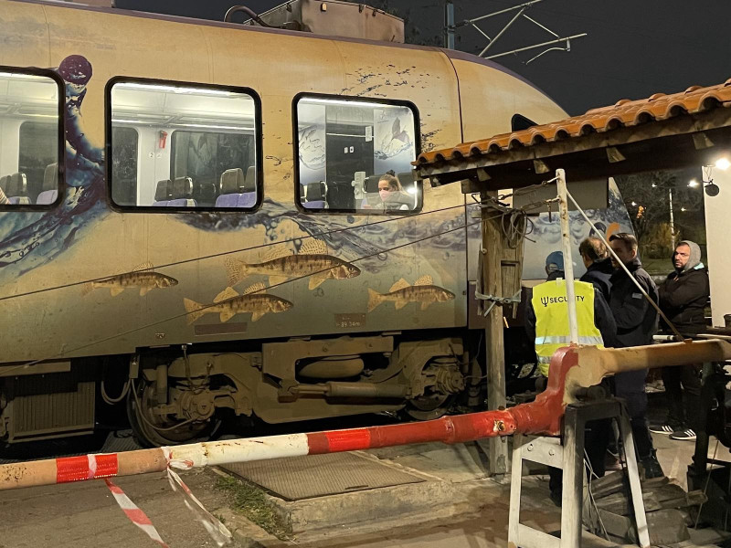 Κρίσιμες ώρες για τον 16χρονο που έπεσε στις γραμμές τ