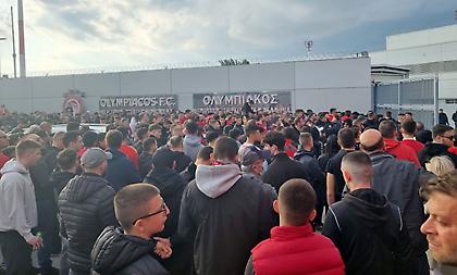 Στου Ρέντη οπαδοί του Ολυμπιακού, αποθέωση και συνοδεία της αποστολής με πομπή από μηχανάκια!
