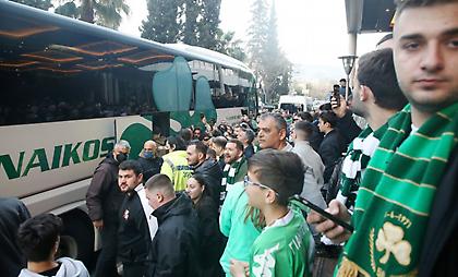 Ντόπες από τον κόσμο του Παναθηναϊκού έξω από το ξενοδοχείο!