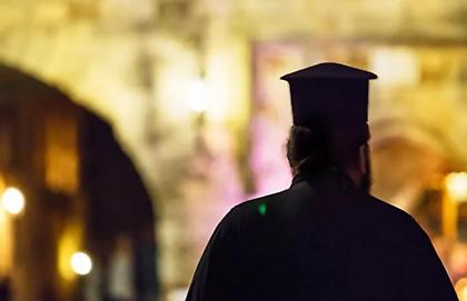 Άρτα: Παπάς πιάστηκε στα χέρια με τον νέο σύντροφο της παπαδιάς - Κατέληξαν κι οι δύο στο τμήμα