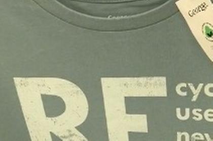 Κρυφά νοήματα: Η πολυεθνική αλυσίδα απέσυρε μπλουζάκι γιατί σχηματιζόταν «χυδαία λέξη»