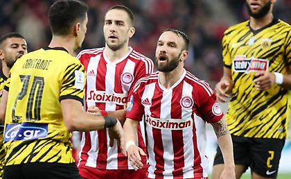 Ένταση στο σημείο του κόρνερ και διαμαρτυρίες από πλευράς ΑΕΚ