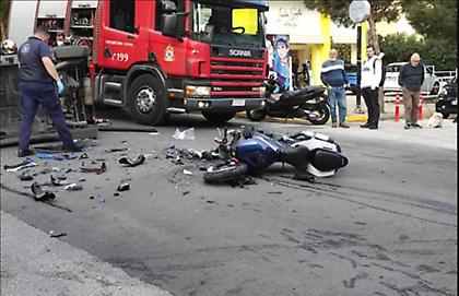 Άλιμος: Συγκλονιστικό βίντεο λίγα λεπτά μετά από τροχαίο - Οδηγός προσπαθεί να βγει από το αμάξι του