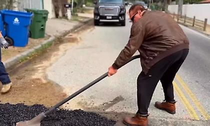 Εξολοθρευτής... λακκουβών ο Σβαρτσενέγκερ: Πήρε την κατάσταση στα χέρια του ως ενεργός πολίτης