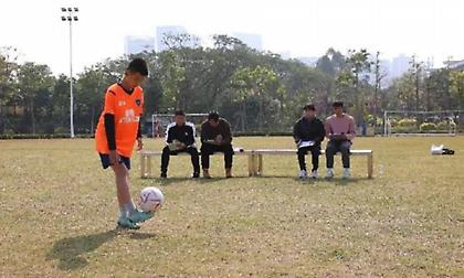 Φοβερός δεκάχρονος έσπασε το παγκόσμιο ρεκόρ στα «γκελάκια»!
