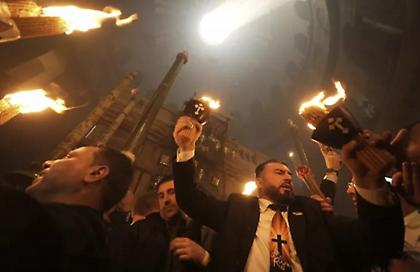 Με λαμπρότητα η αφή του Αγίου Φωτός στον Πανάγιο Τάφο - Δείτε βίντεο