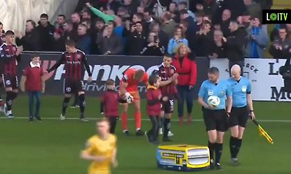 Μινι-όχημα τράκαρε σε διαιτητή πριν τη σέντρα αγώνα στην Ιρλανδία