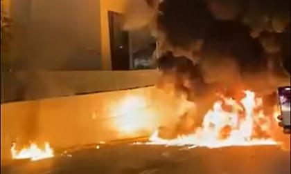 Έγινε η νύχτα… μέρα στη Νέα Φιλαδέλφεια: «Βροχή» τα βεγγαλικά για την Ανάσταση στην OPAP Arena