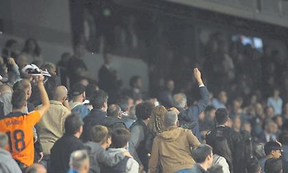 Χάος στο Μεστάγια: Οπαδοί της Βαλένθια στράφηκαν κατά της διοίκησης - Επενέβη η αστυνομία