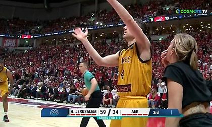 Γυναίκα οπαδός της Χάποελ «μπούκαρε» στο παρκέ και σφύριζε πίσω από την πλάτη του Ξανθόπουλου!