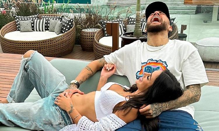 Ο Νεϊμάρ και η σύντροφός του ανακοίνωσαν πως περιμένουν παιδί!