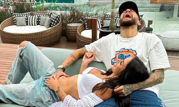 Ο Νεϊμάρ και η σύντροφός του ανακοίνωσαν πως περιμένουν παιδί!