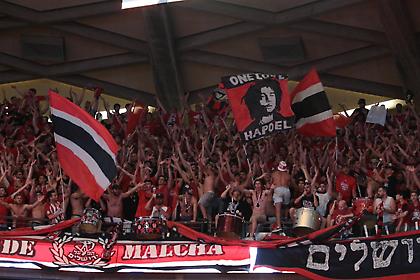 Οπαδοί της Χάποελ έξω από το ξενοδοχείο της ΑΕΚ - Κράτησαν ξύπνιους για ώρες τους παίκτες