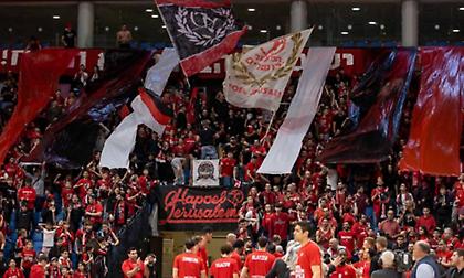 Κανένα μέτρο ασφαλείας για την αποστολή της ΑΕΚ: Φανατικοί πίσω από τον πάγκο της