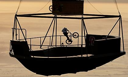 Τύπος με BMX έκανε κόλπα στα 600 μέτρα ύψος πάνω σε αερόστατο!