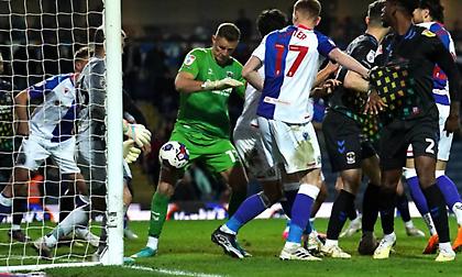 Ο… χαμός στο πέταλο των οπαδών της Κόβεντρι μετά την ισοφάριση από τερματοφύλακα στο 95’!