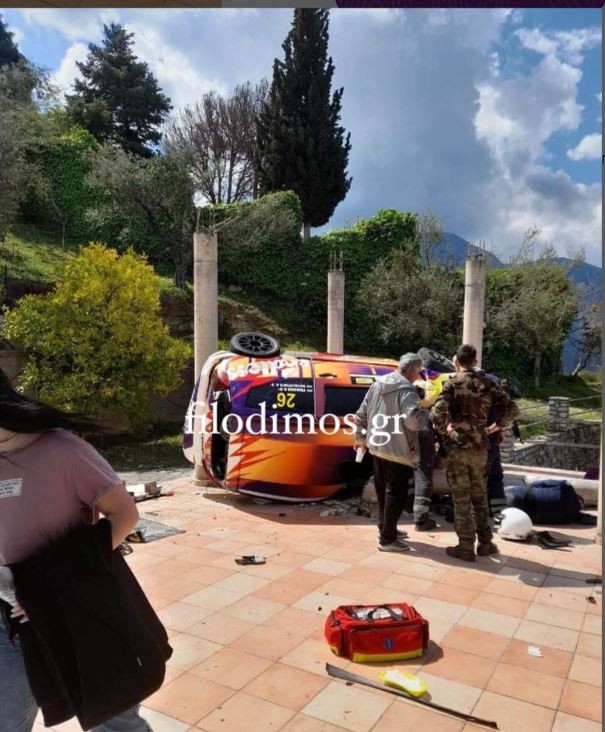Αίγιο: Αγωνιστικό αμάξι προσγειώθηκε σε αυλή σπιτιού