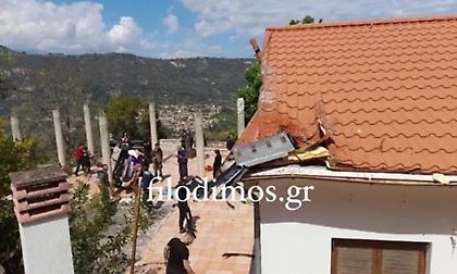 Αγωνιστικό αυτοκίνητο «προσγειώθηκε» σε αυλή σπιτιού στον Αχλαδιά Αιγίου - Δυο τραυματίες