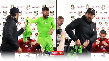 Ο Ράιαν Ρέινολντς εισέβαλε στη συνέντευξη Τύπου για να πάρει τη φανέλα του Φόστερ