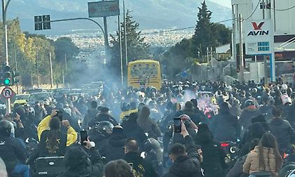 «Τρέλα» από 2.000 φίλους της ΑΕΚ έξω από το ξενοδοχείο! - Με μηχανοκίνητη… πομπή ξεκίνησε η αποστολή