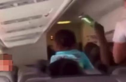 Βίντεο: Η τρομακτική στιγμή που σπάει το τζάμι σε φινιστρίνι αεροπλάνου κατά τη διάρκεια καβγά
