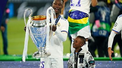 Ρεάλ Μαδρίτης: Προσφέρει νέο συμβόλαιο στον Καμαβινγκά με ρήτρα 1.000.000.000 ευρώ!