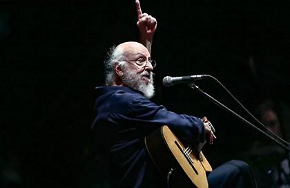 Στο νοσοκομείο με κορωνοϊό ο Διονύσης Σαββόπουλος – Κρίσιμη η κατάστασή του