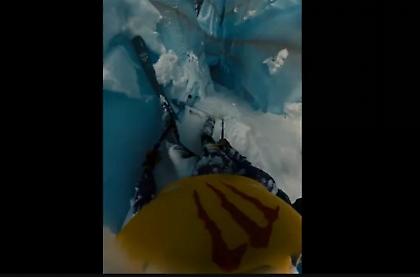 Η τρομακτική στιγμή που σκιέρ πέφτει μέσα σε χαράδρα παγετώνα