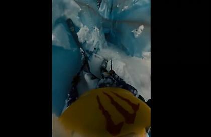 Βίντεο: Η τρομακτική στιγμή που σκιέρ πέφτει μέσα σε χαράδρα παγετώνα