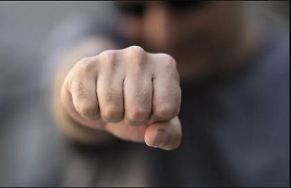 Τρεις ανήλικοι ξυλοκόπησαν 35χρονο στην Καλαμάτα - Συνελήφθησαν μαζί με τις μητέρες τους