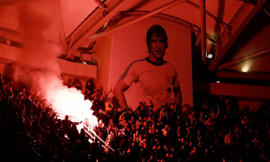 Ο κόσμος της ΑΕΚ δεν σταμάτησε να τραγουδά ούτε στο ημίχρονο