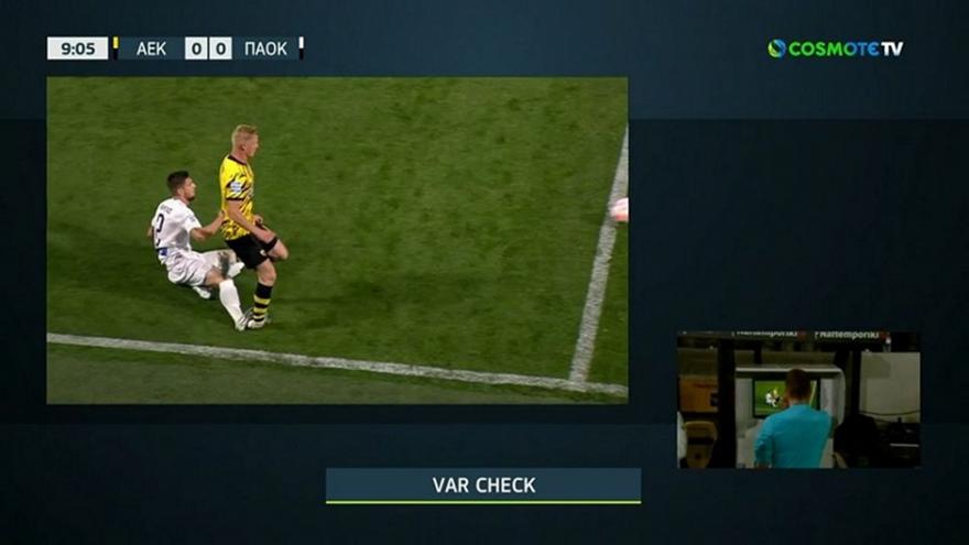 Με δέκα από το 10' ο ΠΑΟΚ: Αποβολή του Κάργα για επικίνδυνο μαρκάρισμα στον Γιόνσον!