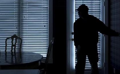 Συνελήφθη 43χρονη που διέρρηξε σπίτι στον Κολωνό