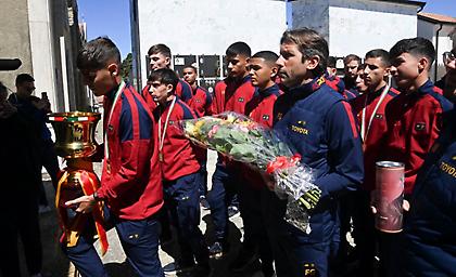 Ο Κεραμίτσης και οι συμπαίκτες του πήγαν το τρόπαιο σε τάφο θρυλικού ποδοσφαιριστή της Ρόμα!