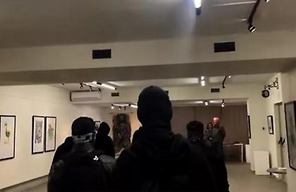 Παρέμβαση εισαγγελέα για την εισβολή κουκουλοφόρων χρυσαυγιτών σε έκθεση καλλιτέχνη στην Θεσσαλονίκη
