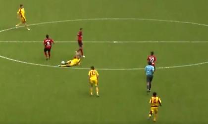 Γκολ με τάκλιν από το κέντρο; Κι όμως, έχει γίνει!