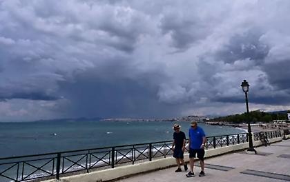 Καιρός: Συννεφιασμένη Παρασκευή με τοπικές βροχές και ισχυρούς βοριάδες
