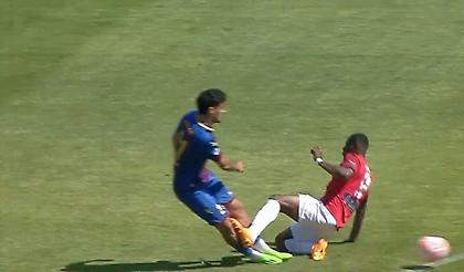 Ο Σαΐντ πήγε να… κόψει τη μπάλα στον Περδίκη, αλλά δεν αποβλήθηκε!