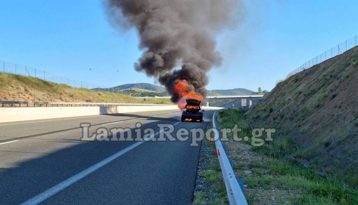 Φθιώτιδας: Πήρε φωτιά αυτοκίνητο με τρεις δημάρχους