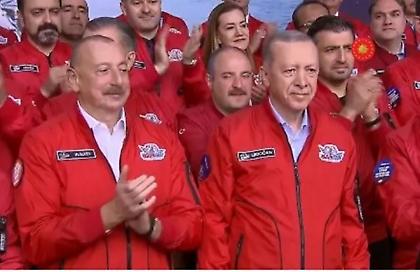 Με στολή πιλότου επανεμφανίστηκε δημοσίως ο Ερντογάν