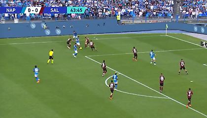 Ντριμπλάρει μέσα σε... τηλεφωνικό θάλαμο Κβαρατσκέλια!